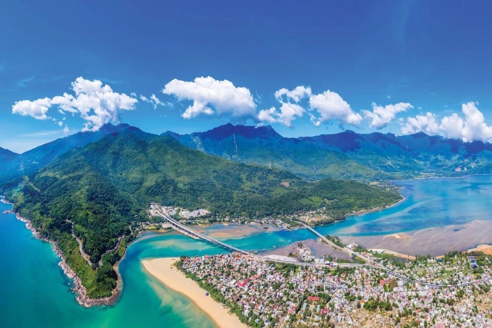 Vịnh Lăng Cô - Nơi Biển Gặp Núi Trong Một Khung Hình