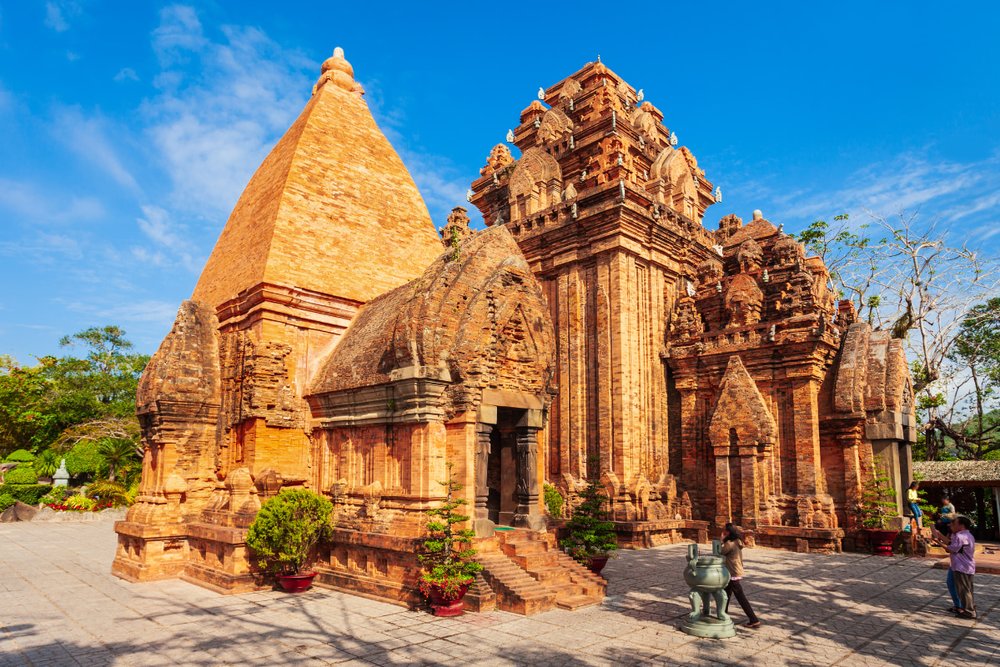 Tháp Bà Ponagar - Màu Đất Đỏ Giữa Thành Phố Biển Xanh