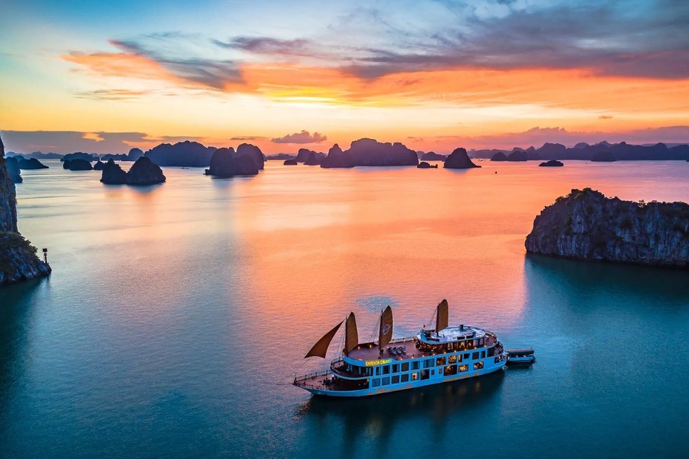 Chiều - Tối: Ngắm Hoàng Hôn & Dùng Bữa Tối Trên Du Thuyền Emperor