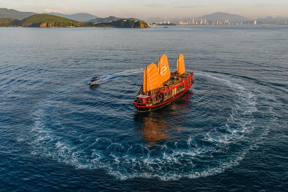 Hẹn Hò Trên Du Thuyền Emperor