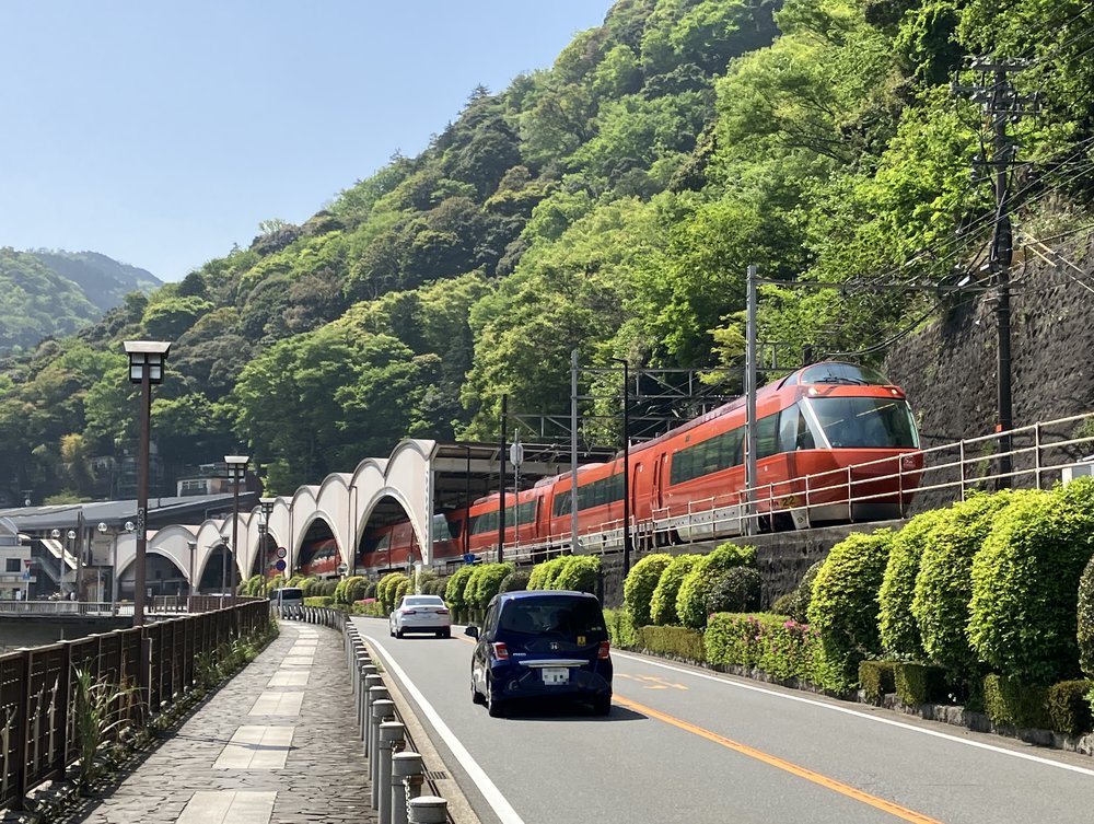 行駛中的小田急浪漫特快