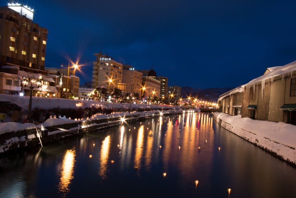คลองโอตารุในฤดูหนาว ประดับไฟสวยงามท่ามกลางหิมะในช่วงเทศกาล Otaru Snow Light Path Festival