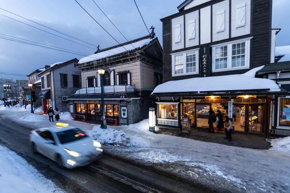 ถนนซาคาอิมาจิในฤดูหนาว บรรยากาศเงียบสงบและโรแมนติก