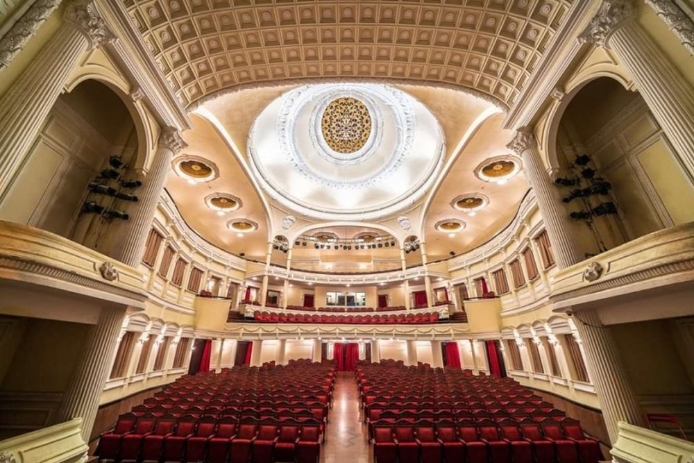 Cầu Thang Cong Sang Trọng - Điểm Nhấn Nội Thất Ấn Tượng