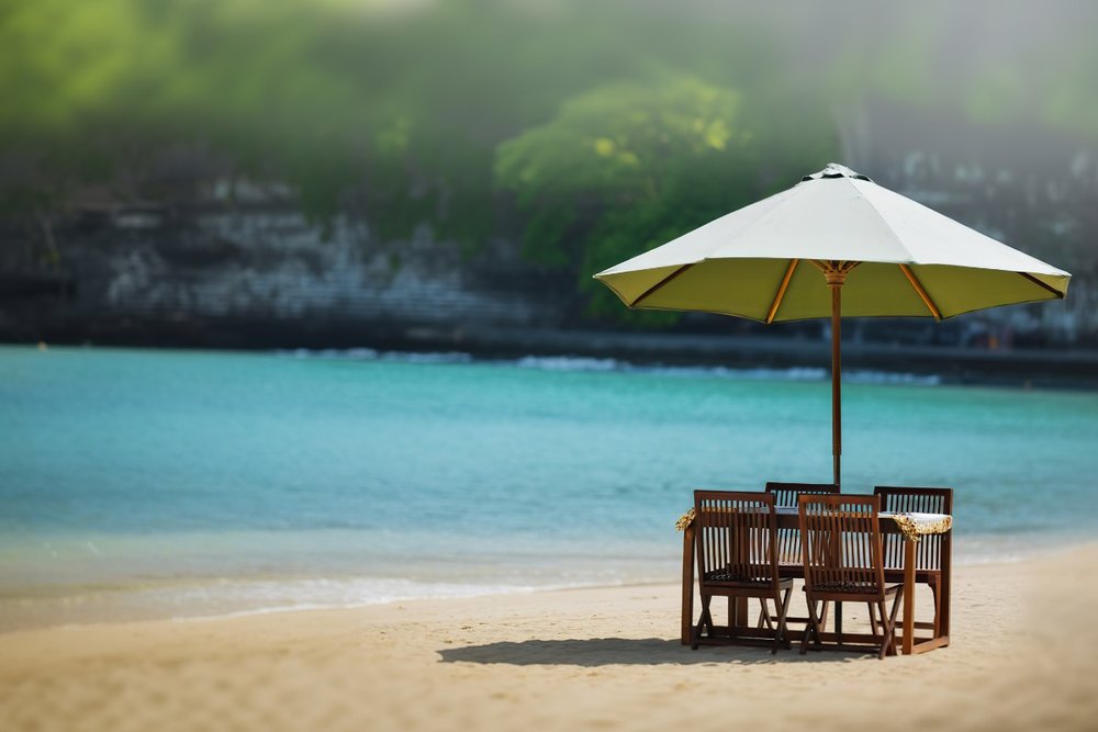 Ngắm Hoàng Hôn và Tiệc Hải Sản Jimbaran: Lãng Mạn Trên Bờ Biển Vàng