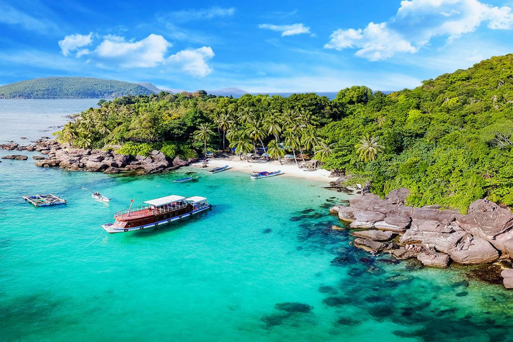 Buổi Sáng: Đặt Chân Đến Côn Đảo - Tham Gia Tour Hòn Bảy Cạnh