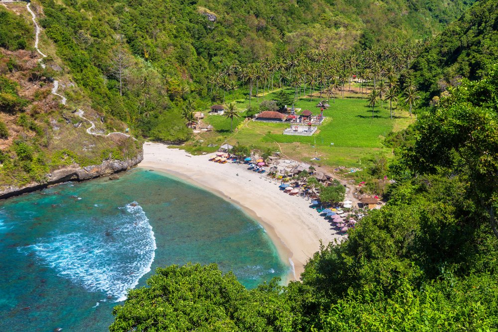 Chiêm Ngưỡng Vẻ Đẹp Hoang Sơ Của Bãi Biển Atuh và Diamond: Sắc Xanh "Gây Nghiện"