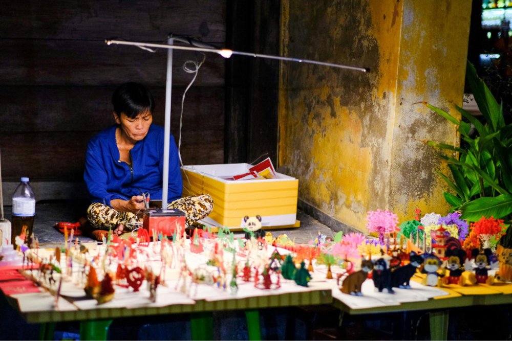 Hoi An Night Market craft vendor