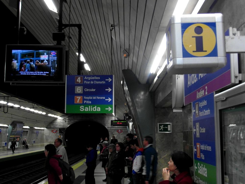 Directional and exit signs at Avenida de América platform / Credits: Ingolf on Flickr
