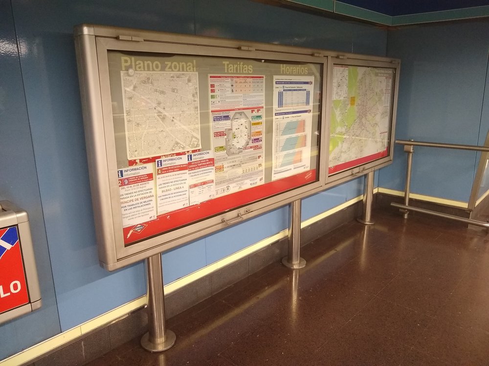 Information board displayed at a Madrid Metro station / Credits: Snooze123 on Wikimedia Commons