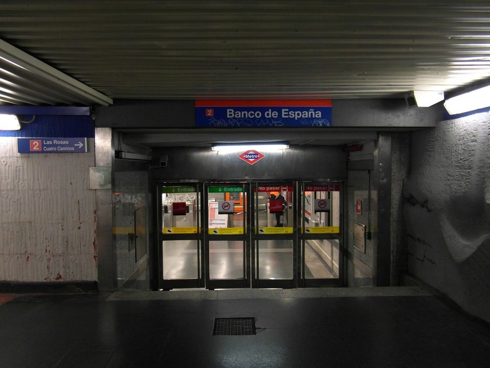 Entrance to Banco de España station / Credits: Ingolf on Flickr