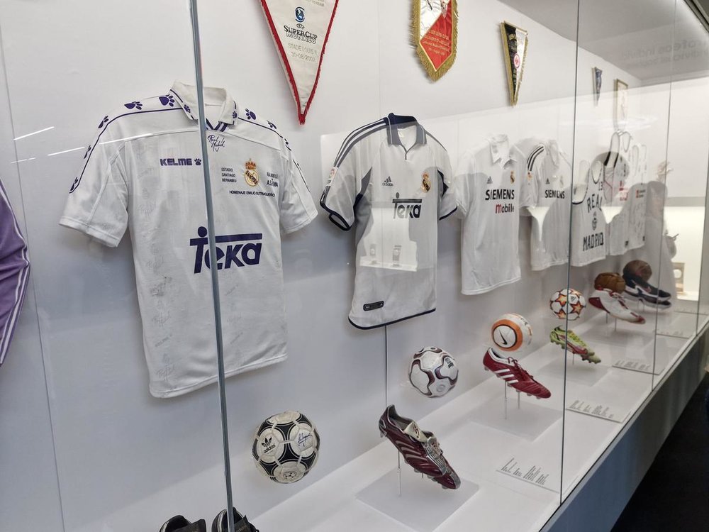 Real Madrid shirts, balls, and trophies in Bernabéu museum exhibit  | Photo from Klook User Hafiza ******