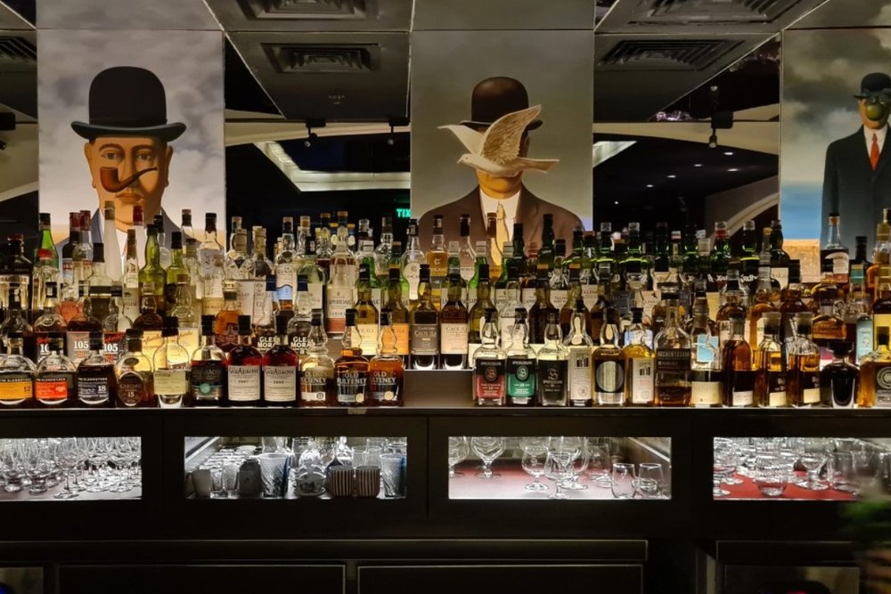 Rabbit Hole Sài Gòn - Quán Speakeasy “Ẩn Mình” Giữa Quận 1 