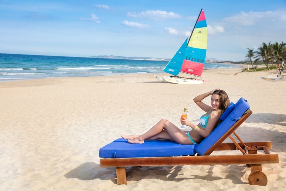 Bơi Lội Và Tắm Biển Tại Bãi Dài