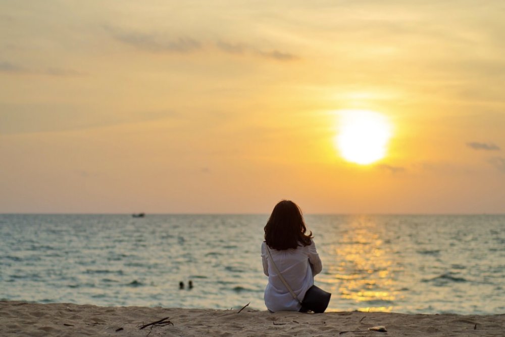 Đón Bình Minh Hoặc Hoàng Hôn Trên Bãi Cát Trắng