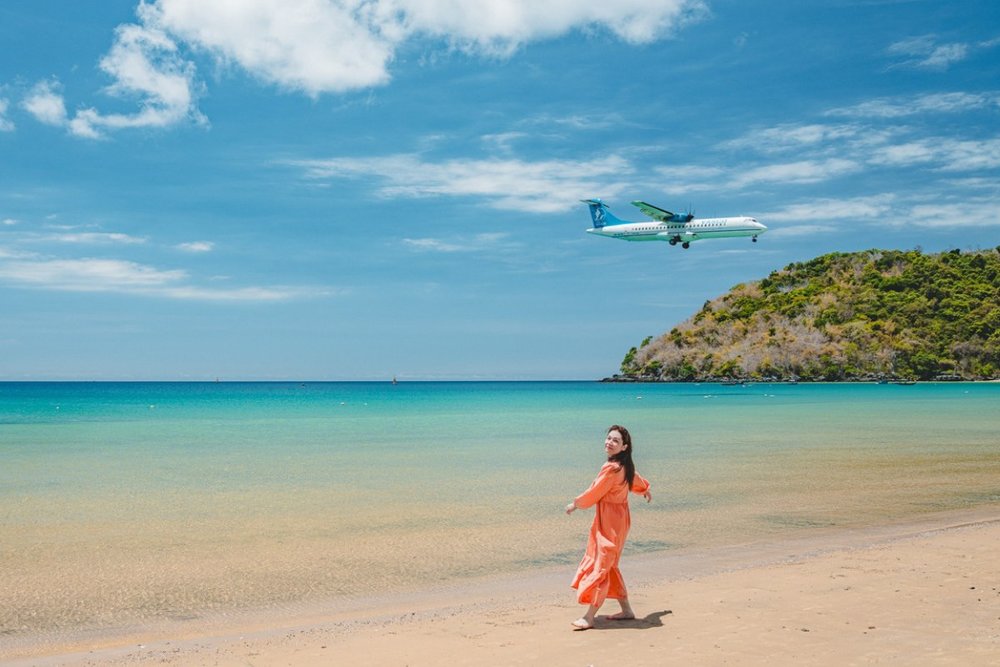 Dạo Biển Đầm Trầu - Cảm Giác Tự Do và Khoảnh Khắc Máy Bay Lướt Qua