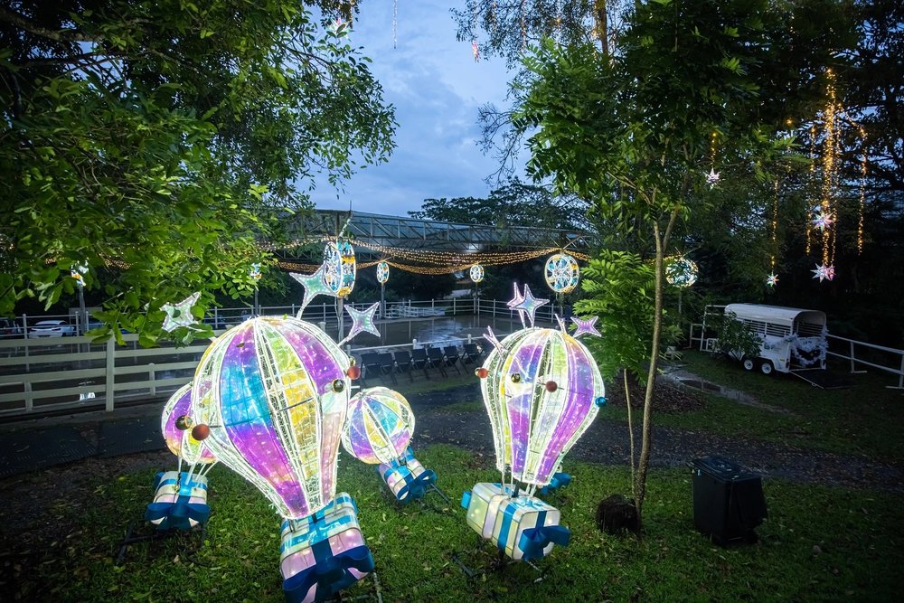 SG - equal christmas stables