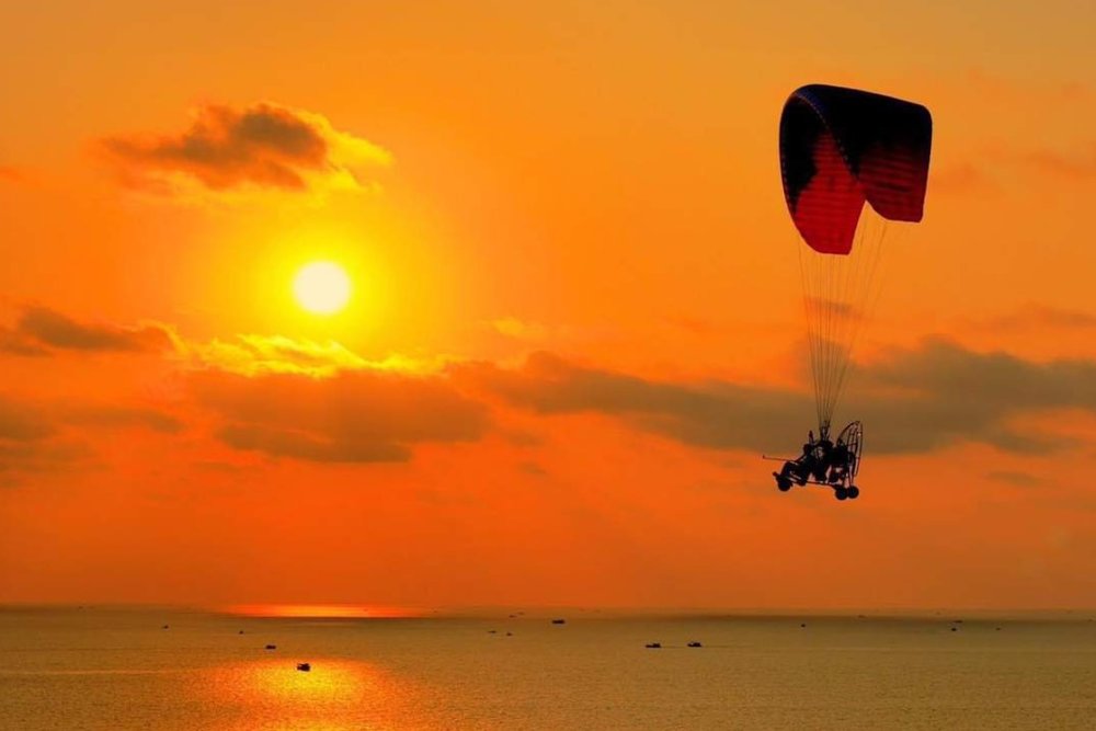 Dù Lượn Trên Không: Chạm Tay Vào Bầu Trời Và Ôm Trọn Hòn Thơm! 