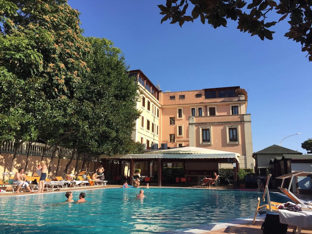 Grand Hotel Gianicolo outdoor pool