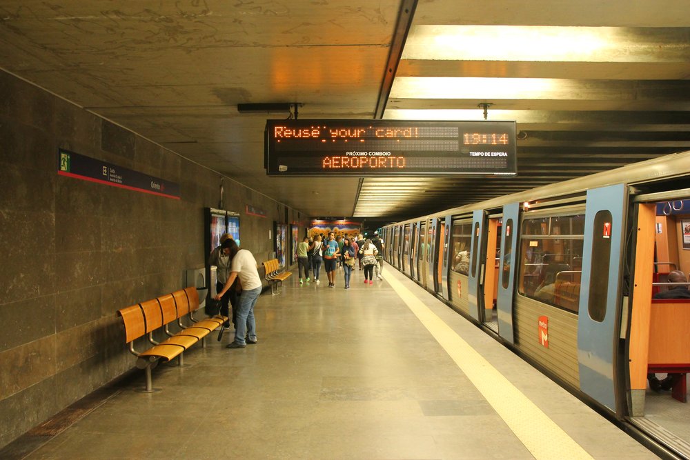 A Lisbon metro train waits at the platform of the Oriente station / Photo Credits: Draceane on Wikimedia Commons