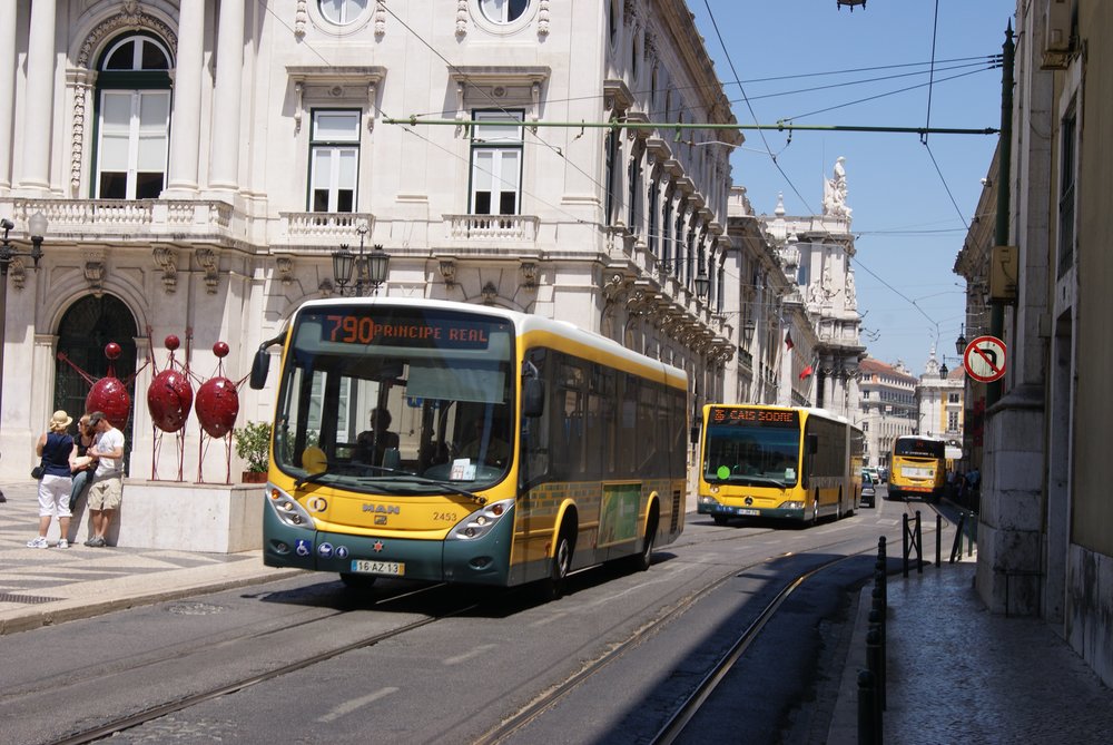 Bus route for 790 Principe Real along the tram tracks in Lisbon / Photo Credits: Alain Gavillet on Flickr