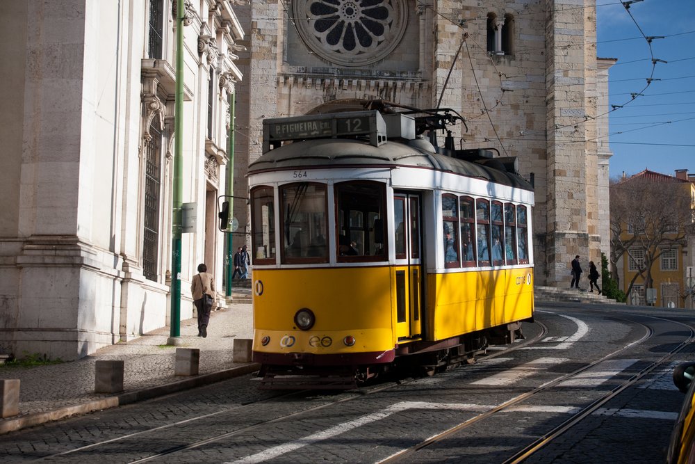 Tram 12 next to Lisbon Cathedral / Photo Credits: Flavio Ensiki on Flickr