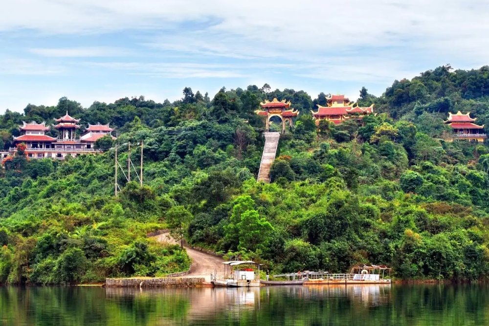 Trưa: Tìm Về Yên Bình Tại Thiền Viện Trúc Lâm