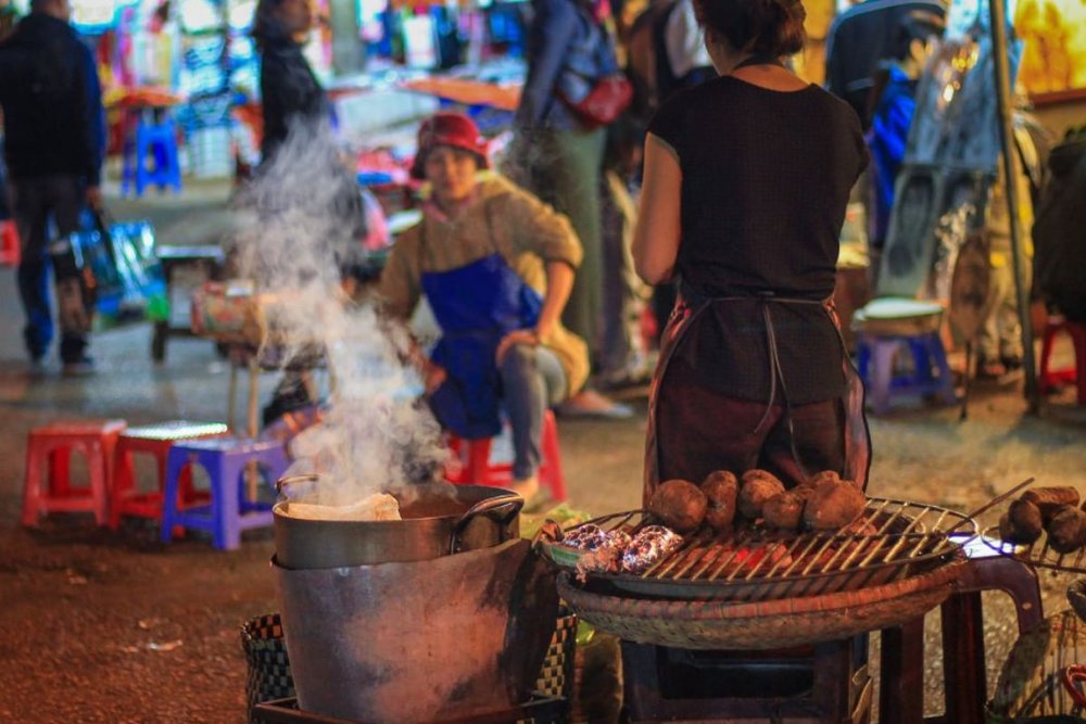 Tối: Check-in Nhà Thờ Mai Anh & Thưởng Thức Đặc Sản Chợ Đêm