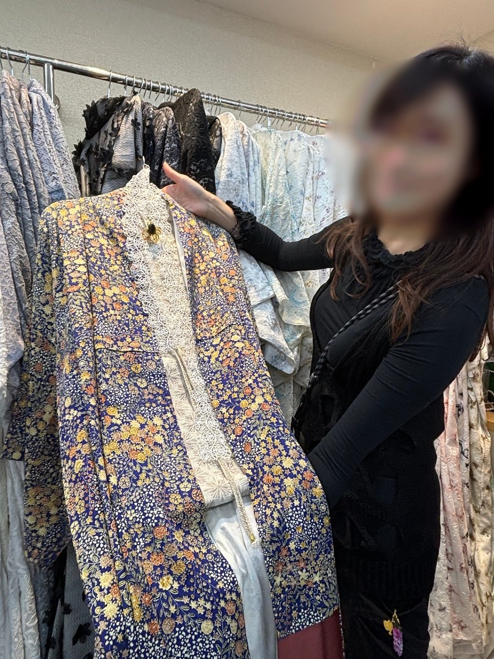 紅葉の京都で着物体験──清水寺近くで過ごす特別な一日【体験レポート】　女性用着物　店内　おすすめ