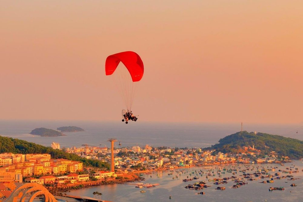 Bay Dù Lượn ở Sunset Town Phú Quốc