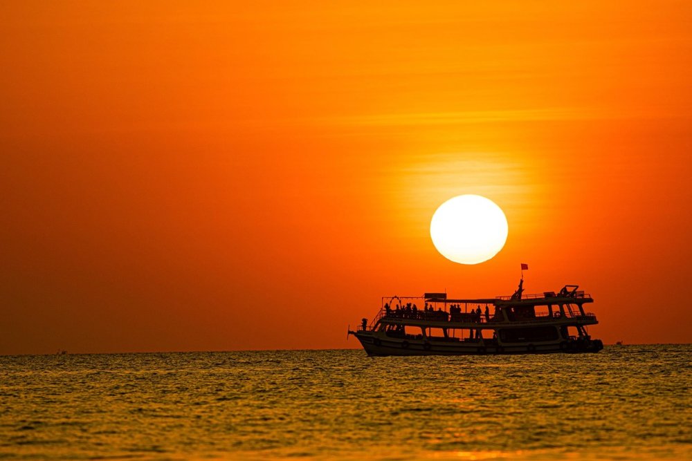 Đi Thuyền Ngắm Hoàng Hôn & Câu Mực Đêm Ở Phú Quốc