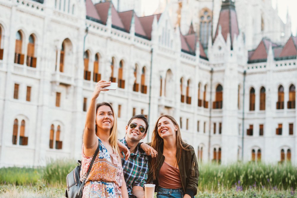 Ưu Điểm Vượt Trội Của eSIM Cho Du Lịch Châu Âu