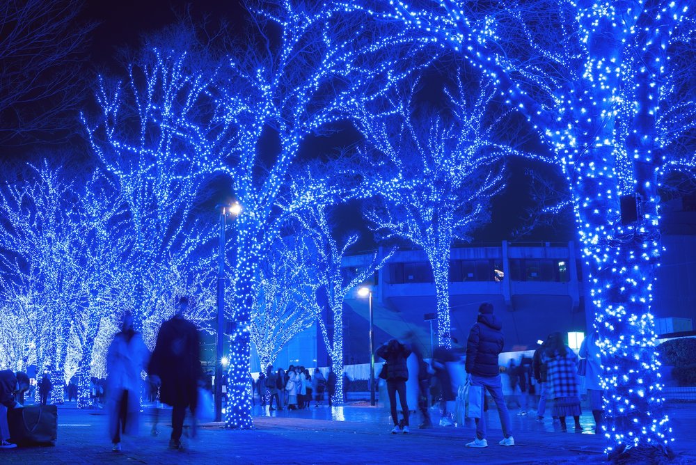 อุโมงค์ไฟสีฟ้าเรืองแสงริมถนนในชิบูย่าช่วงเทศกาลคริสต์มาส