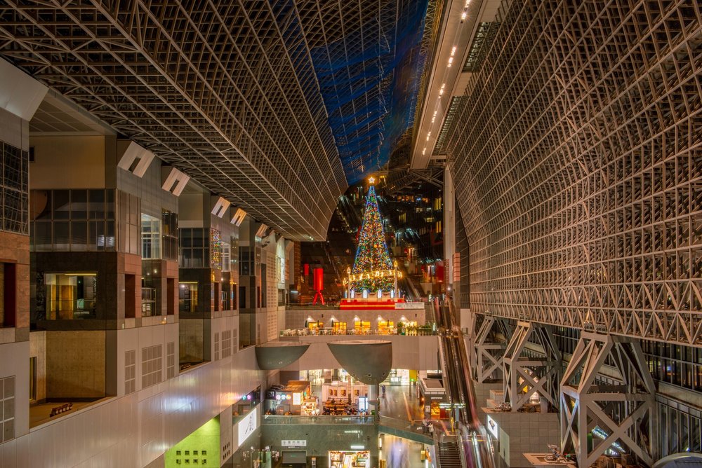 ต้นคริสต์มาสขนาดใหญ่และไฟประดับในอาคารสถานีรถไฟเกียวโต