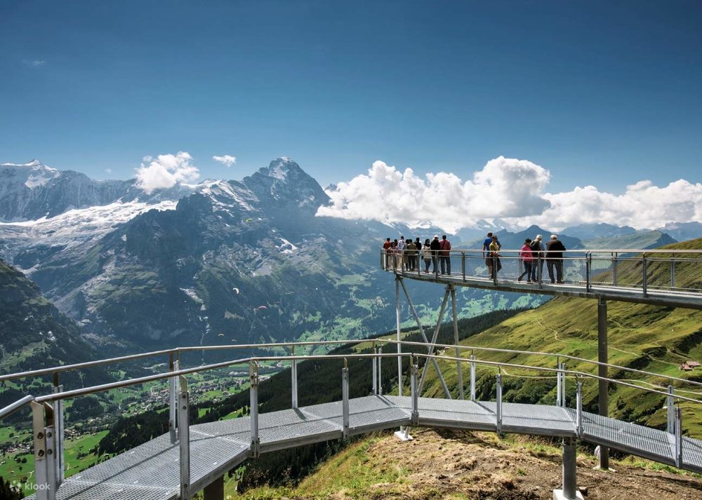 A group of people admiring the Alpine scenery from the Cliff Walk