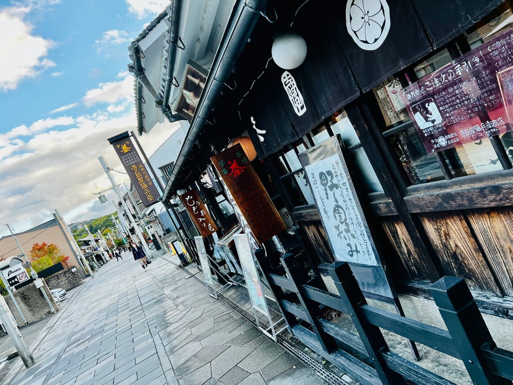 Byodo-in Omotesando’s line of local shops | Photo by Kiko K on Unsplash