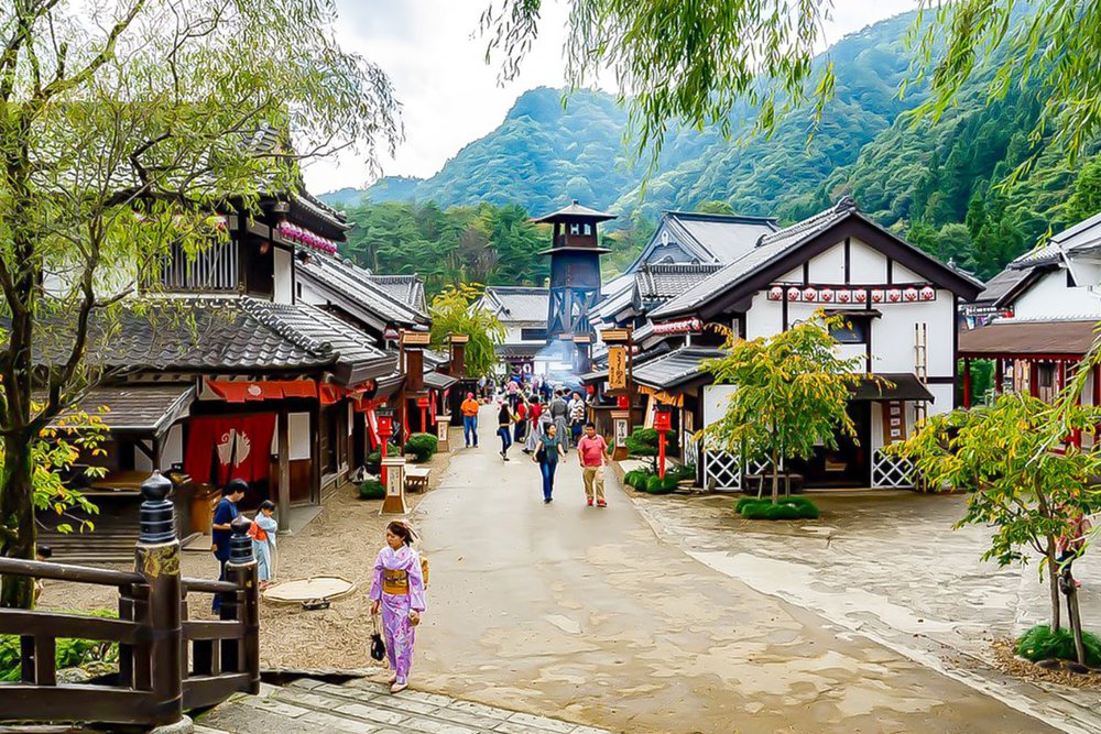 Buổi Trưa: Khám Phá Nikko & Thưởng Thức Ẩm Thực Địa Phương