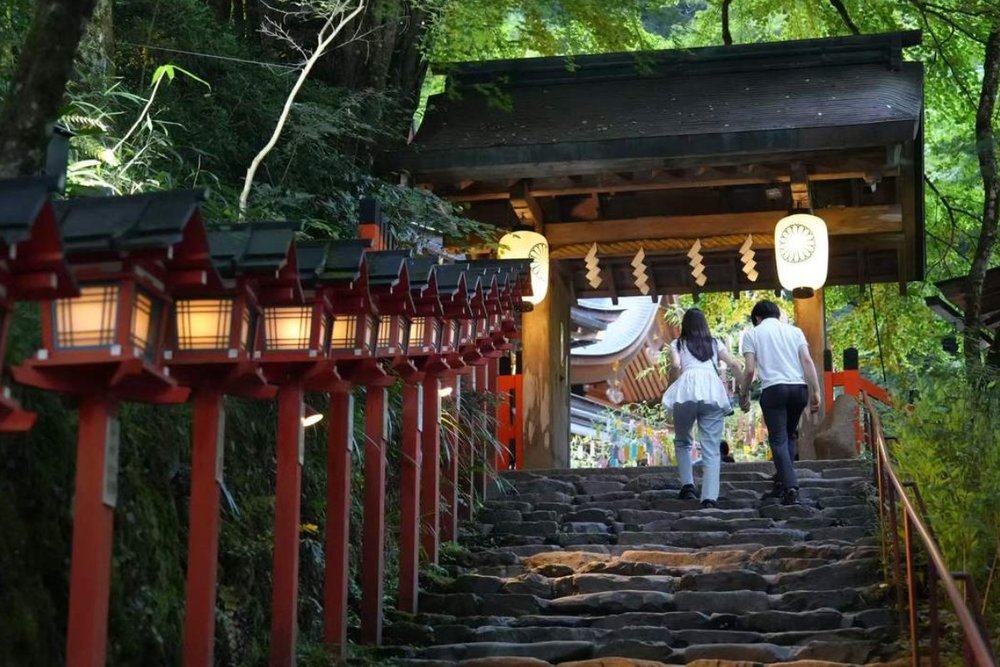 Buổi Sáng: Di Chuyển Đến Kyoto & Dạo Bước Rừng Tre Arashiyama