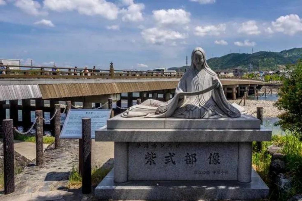 Tượng Murasaki Shikibu