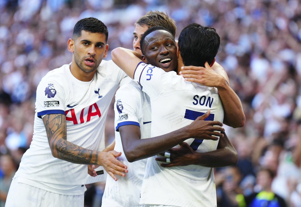 tottenham players hugging