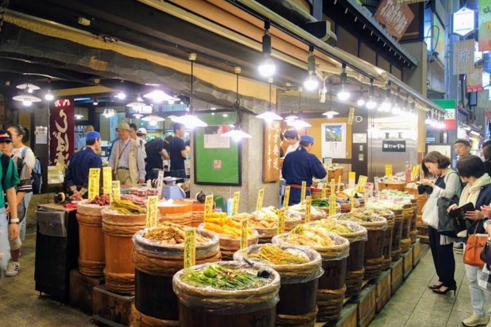 Buổi Sáng: Dạo Chợ Nishiki - Chạm Vào Nhịp Sống Đời Thường Của Kyoto