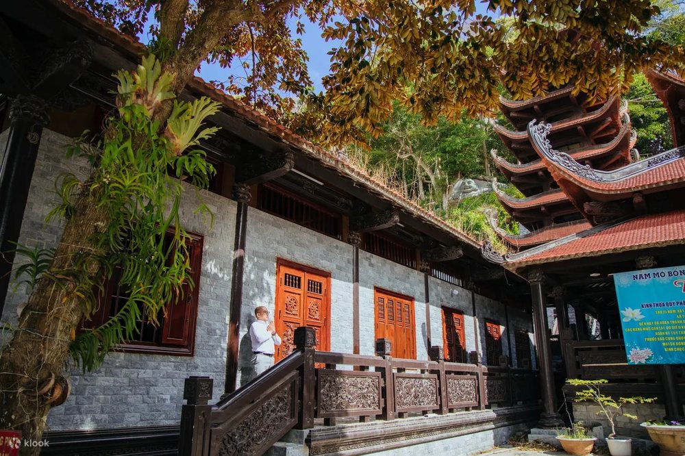 Ngồi Xe Điện Tham Quan Khu Du Lịch Tà Cú