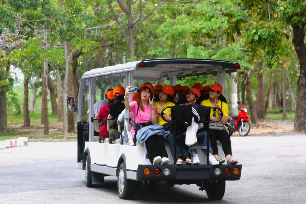 Ngồi Xe Điện Tham Quan Khu Du Lịch Tà Cú