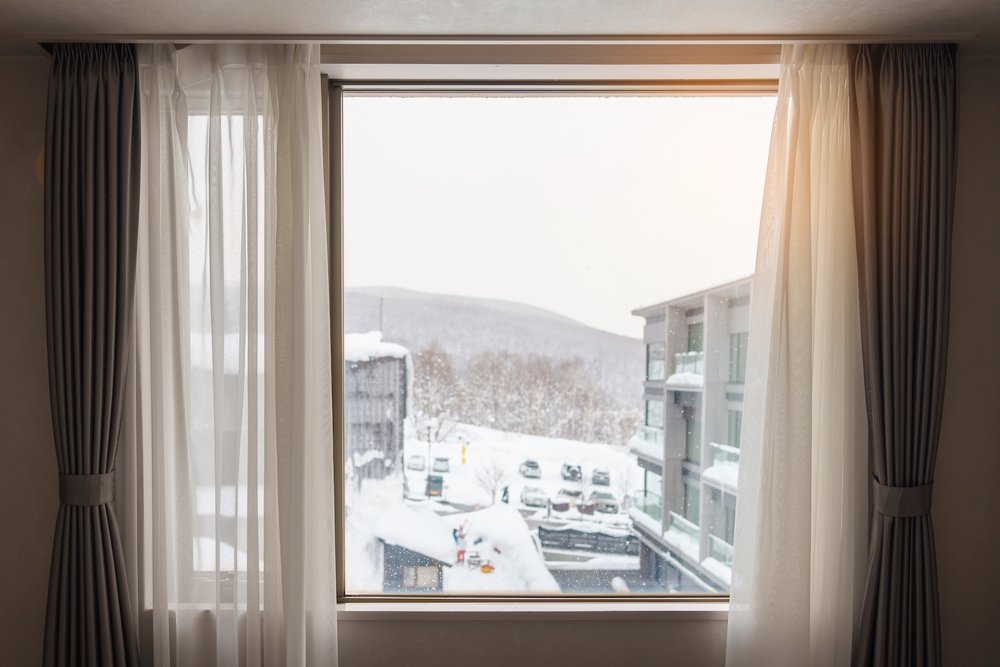 ห้องพักโรงแรมในญี่ปุ่นที่มองเห็นวิวหิมะในฤดูหนาว