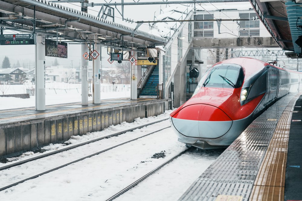 รถไฟญี่ปุ่นท่ามกลางบรรยากาศฤดูหนาวและหิมะ