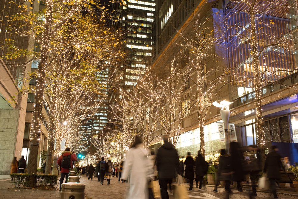 ผู้คนเดินเล่นบนถนนมารุโนะอุจิ นากะโดริ ที่ประดับไฟสวยงามในกรุงโตเกียวช่วงฤดูหนาว