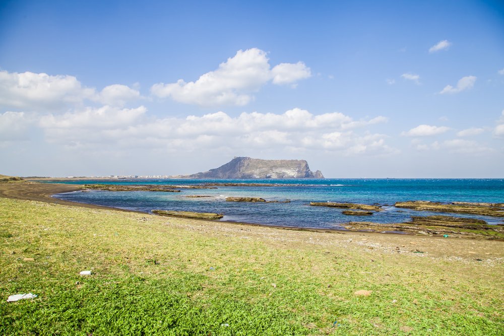 Mùa Hè (Tháng 6 - 8): Biển Xanh Trong Vắt & Nơi Trốn Nóng Lý Tưởng