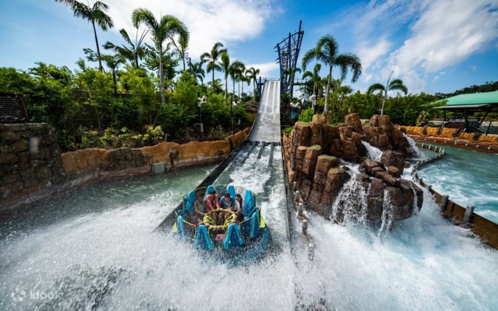 Enjoy the thrilling water slides in SeaWorld, Orlando.