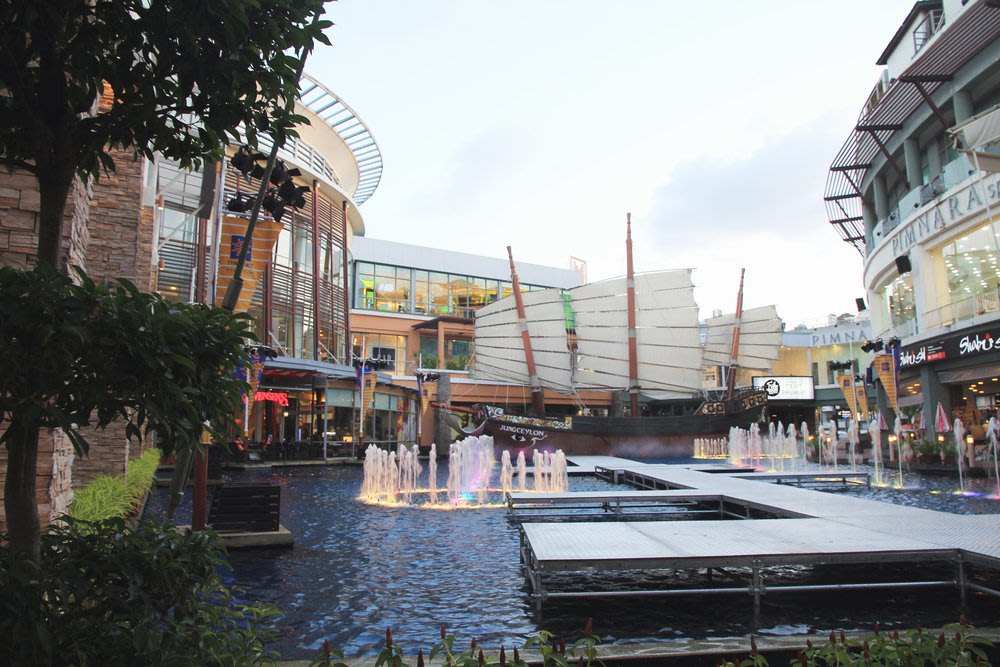 The fountain and the exterior of Jungceylon Shopping Mall.