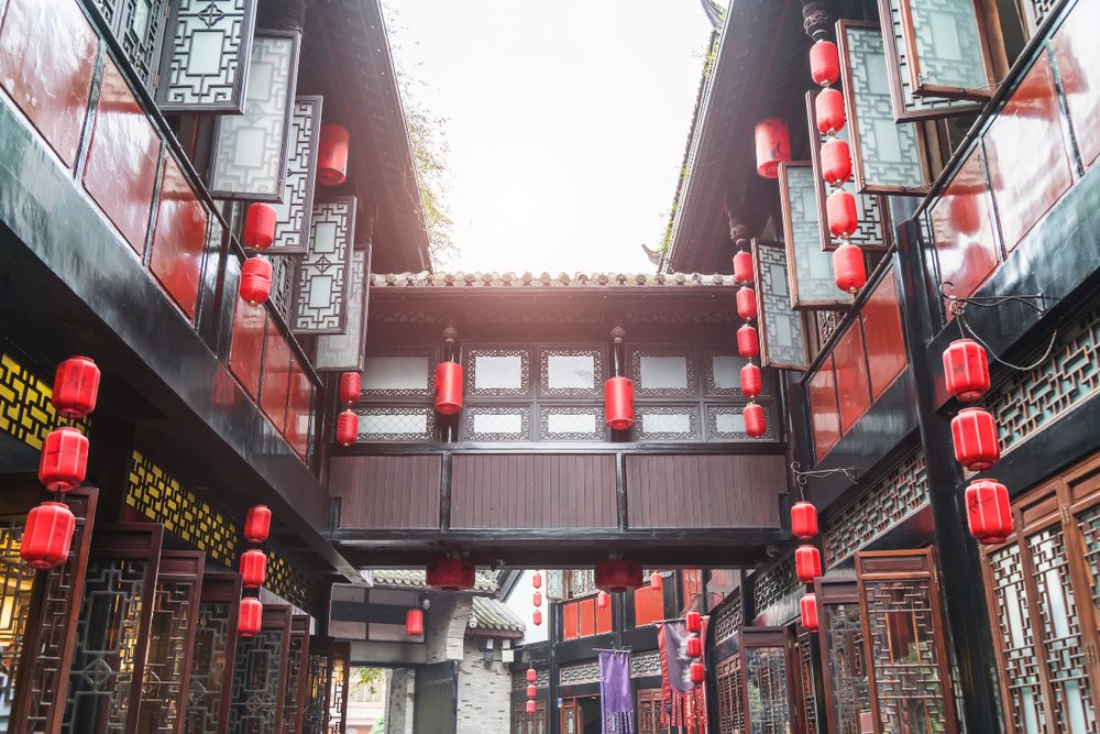 Ngày 1: Xuân Hy Lộ & Phố Cổ Cẩm Lý – Nhịp Sống Thành Đô "Không Ngủ"